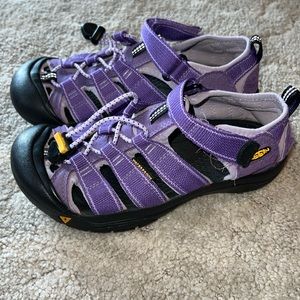 Girls size 1-2? Maybe. Missing size tag. Keen sandals